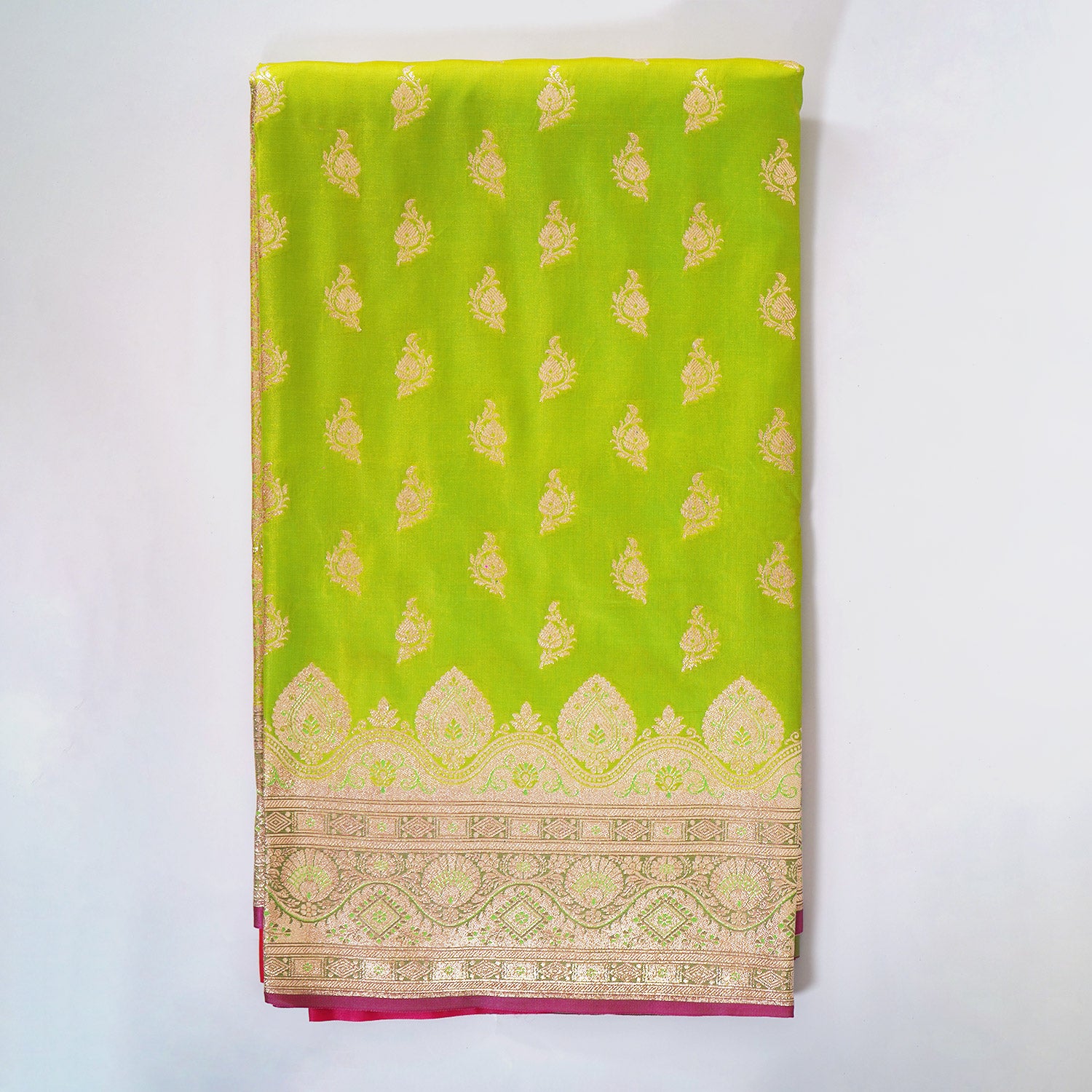 Elevate your style with our exquisite Light Green Banarasi Pure Silk Saree featuring a stunning Zari Border. Timeless elegance in every weave. Shop now!