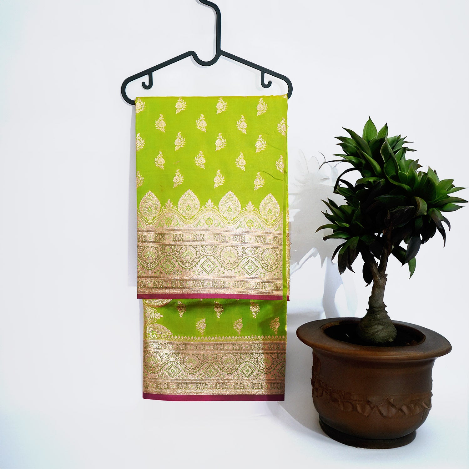 Elevate your style with our exquisite Light Green Banarasi Pure Silk Saree featuring a stunning Zari Border. Timeless elegance in every weave. Shop now!